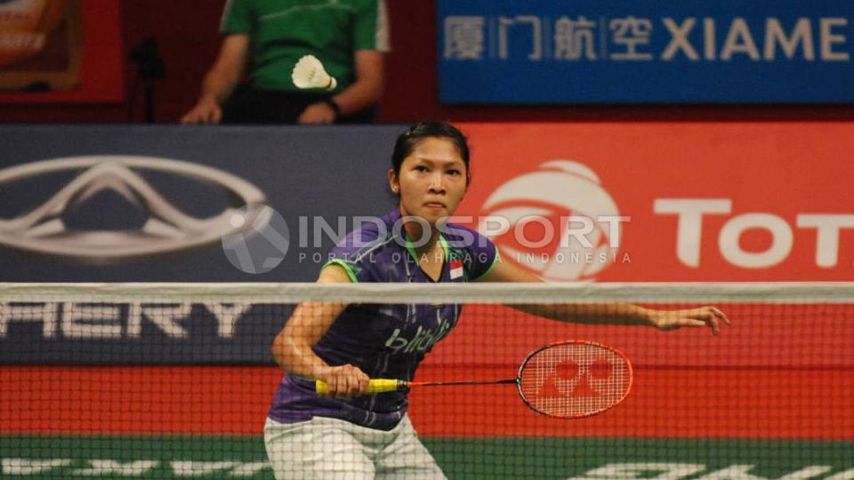 Linda berkonsentrasi penuh saat akan mengembalikan kok dari Sania Nehwal.